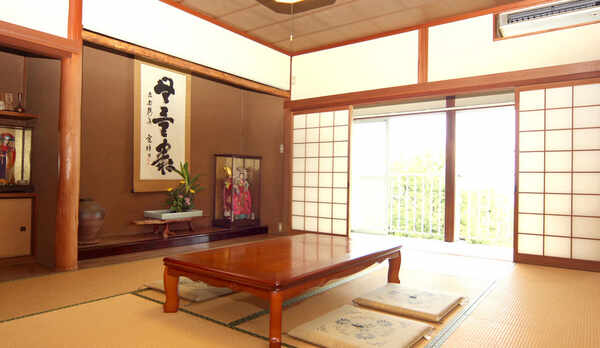 ゆったりお寛ぎいただける和室10畳