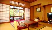 【庭側和室】庭を眺めながらくつろげます