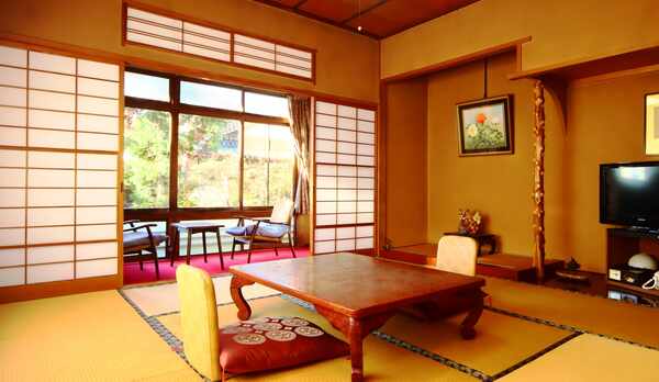 【庭側和室】庭を眺めながらくつろげます