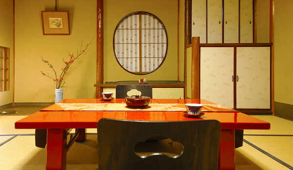 ◆本館和室−庭園側◆四季や、時間ごとに様々な表情を見せる、「純和風庭園」を見渡すお部屋