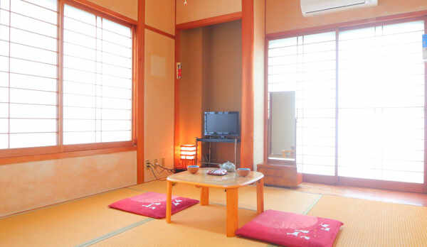 6畳のお部屋。外の景色を楽しみながらゆっくりした時間を&hellip;。