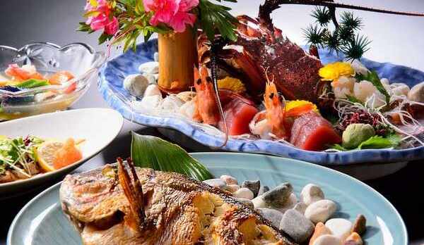 当館名物の鯛の塩焼きと伊勢海老のお造り！