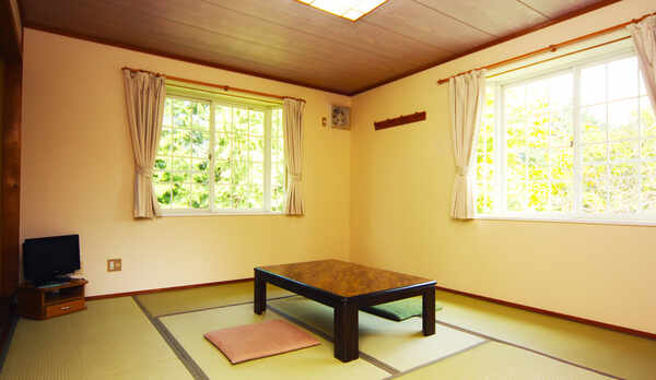 当館唯一の畳のお部屋！4〜5名までのお客様をお受けできます！≪和室10畳≫