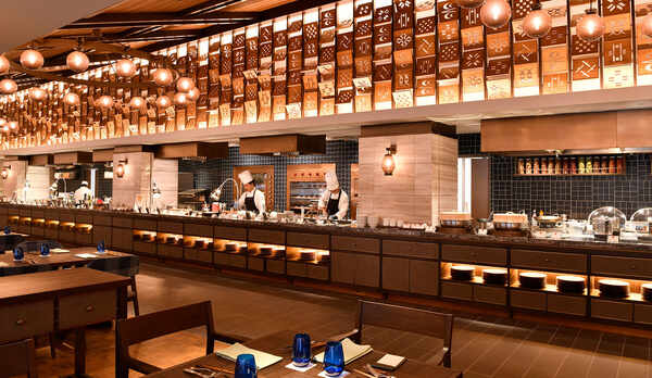  【 ISHIGAKI BOLD KITCHEN】世界の料理をブッフェスタイルで約80〜90種類