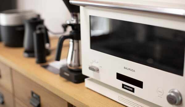 キッチンの電子レンジやコーヒーメーカー。BALMUDAで揃えております。