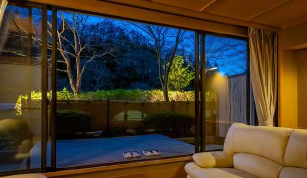 万葉館の庭園付客室。