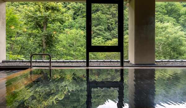 ■内湯　渓谷の景色を楽しみながら