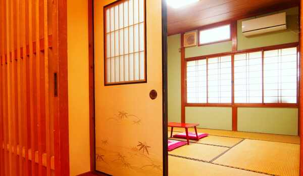 【客室】さくらの間。8畳＋踏込み。 