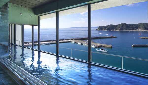 【大浴場／夢湯】広い石風呂から太平洋を眼下に望む絶景をお楽しみいただけます。