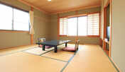 【8畳〜10畳】ファミリー向けの広めの和室です。