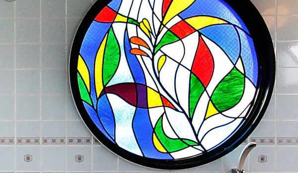 【4階大浴場】お風呂場のステンドグラスは当館オリジナルです。お疲れが癒されますように&hellip;