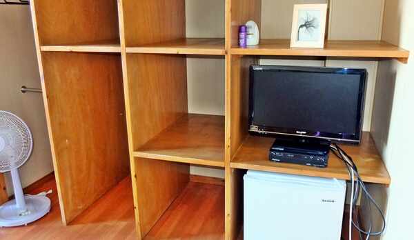 *洋室一例／各客室に冷蔵庫付き。大きな手荷物用棚はなにかと便利♪エアコンの他に扇風機もあります。