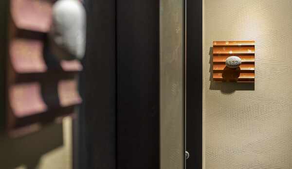 ルームサイン　お部屋の番号を石に掘ってい表時しております。