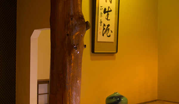 【客室一例】各客室の床柱には欅・檜など様々な木を使い、木のぬくもりに包まれたお寛ぎのひと時を