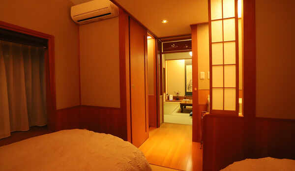 和洋室、蘭の間(2ベッド6帖+和室8帖)【中庭側】