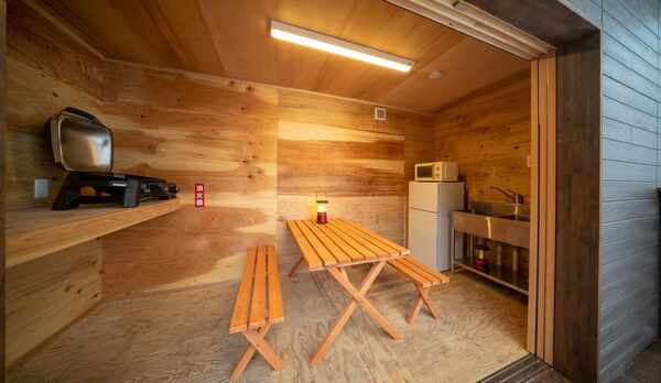 【プライベートエリア】BBQダイニングには、流し・冷蔵庫・電子レンジ等があり快適な滞在ができる