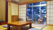 *和室一例/広さは８畳〜１０畳、窓から明るい光の差し込む純和風のお部屋です。