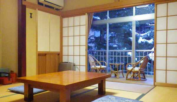 *和室一例/広さは８畳〜１０畳、窓から明るい光の差し込む純和風のお部屋です。