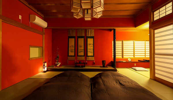 ・＜寝室＞赤を基調とした落ち着いた空間でゆったりおくつろぎください