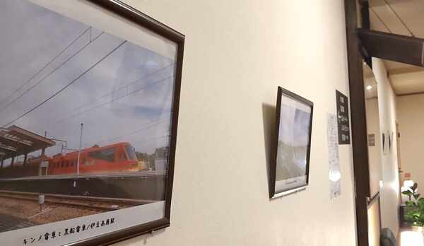 館内に伊豆急行線の写真を飾っています。