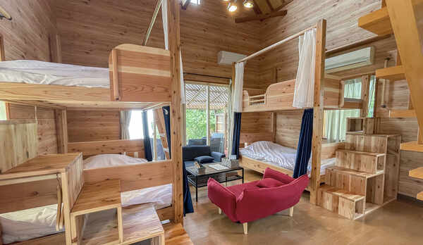 コテージ2　みんなで集っても、就寝時は自分の空間を確保できる仕様の2段ベッド