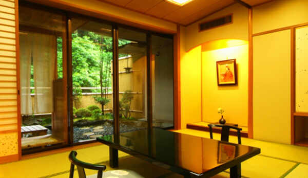 【露天風呂付客室一例】お部屋から見える四季折々の自然を堪能。