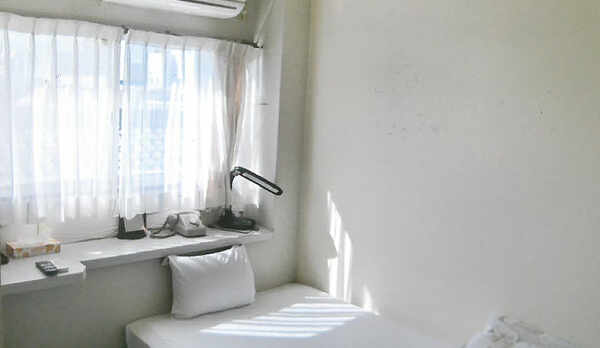 客室例：シングルルームは全てセミダブルベッド①