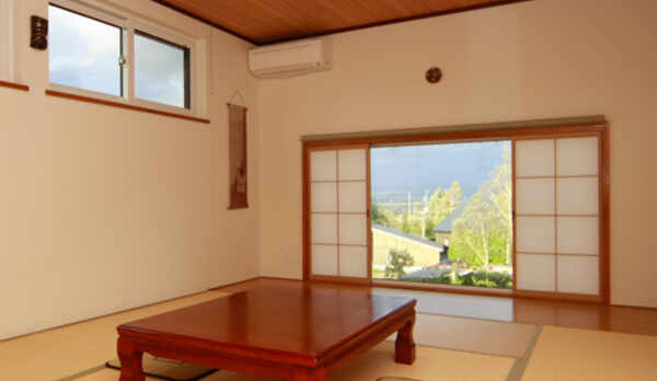 あしたや唯一の１２畳の和室。ネット上定員は４名ですが、相談でそれ以上も可。無線ＬＡＮ対応。