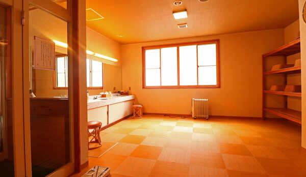 【男湯　脱衣所】かごをご用意しています。貴重品はお部屋の金庫へ。