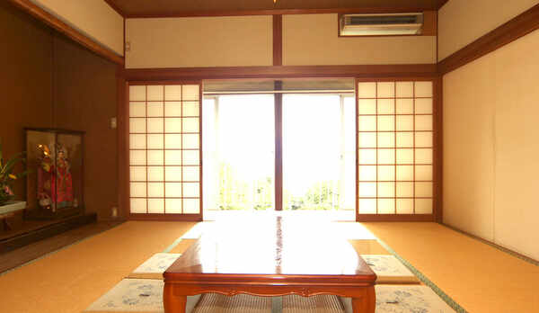 ゆったりお寛ぎいただける和室10畳