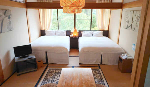 ・【和洋室一例】木造づくりの離れの宿泊棟の中にございます