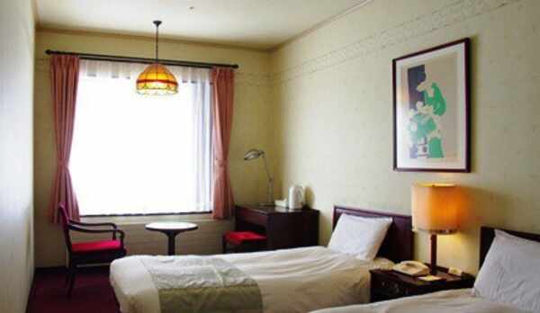 【本館ツインルームC】（19.2平米・1〜2名）つかいやすくコンパクトにレイアウトされたツインルーム