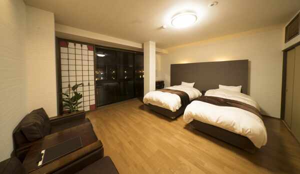 シックな色合いでまとめられた落ち着いた雰囲気のお部屋。