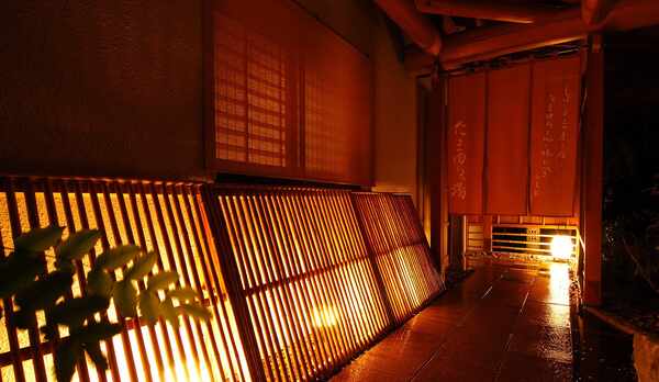 【庭園露天風呂】たまゆらの湯へと続く廊下