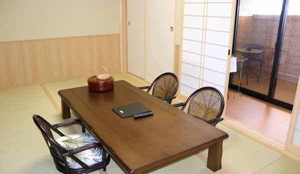 和洋特別室和室9畳【半露天4.5坪 雨雪ＯＫかやぶき檜風呂】