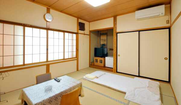 【和室10畳】当館で一番広く、ご家族等でのご利用にぴったりの和室のお部屋でございます。