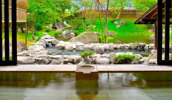 【蛍あかりの湯】日本庭園を望む内湯・男女入替