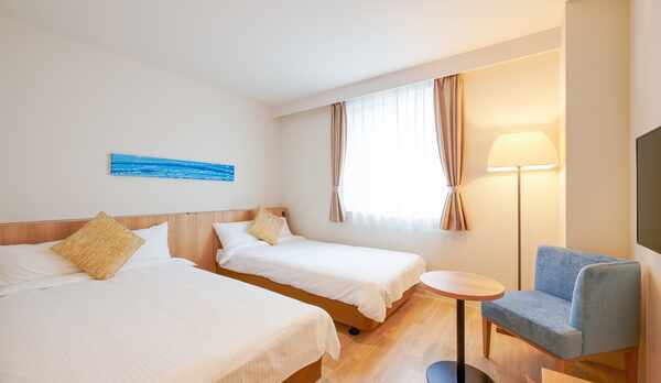 【カジュアルツイン/客室】白を基調とした明るい色合いの客室