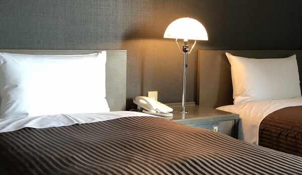 ツインルーム　17平米　100ｃｍベッド2台【有線ＬＡＮ、ＷｉＦｉ接続無料】　