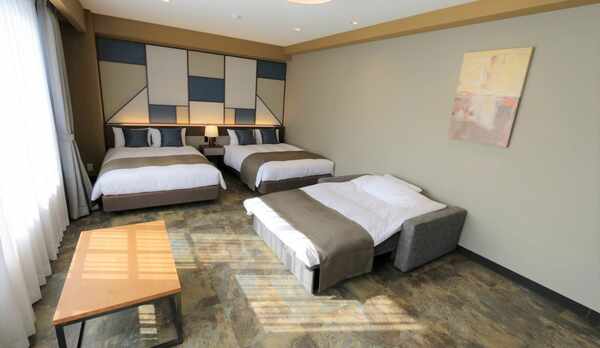 プレミアムツイン　ソファーベッドをベッドにした場合は最大3ベッドで大人5名様まで対応可能です。