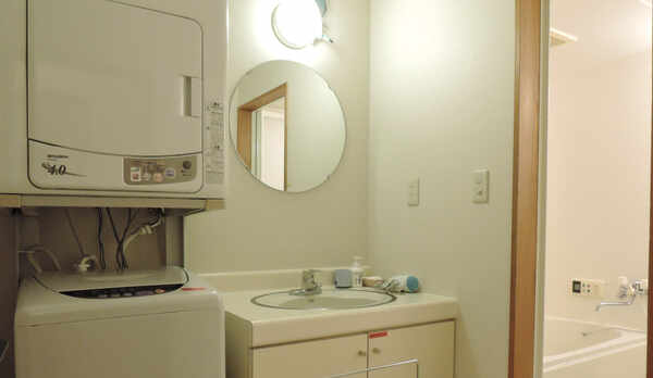 *客室一例／洗面所には洗濯機・乾燥機もあり連泊滞在も安心♪