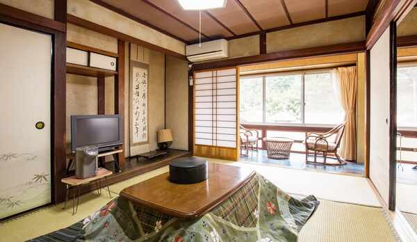 *【和室12畳】冬にはお部屋にこたつをご用意しております。