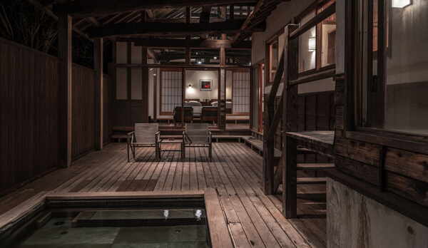 【別荘／悠‐yu‐】ウッドデッキ側からリビング、ベッドルームまで見ることが出来る安心感