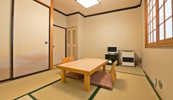 *いずみ荘・和室/シンプルな和室でお寛ぎください。