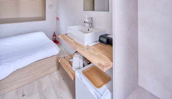 ダブルルーム全体：独立洗面台等を完備