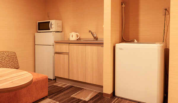 ・【プレミアDXファミリー】簡易キッチンや洗濯機がございます。長期滞在におすすめのお部屋です
