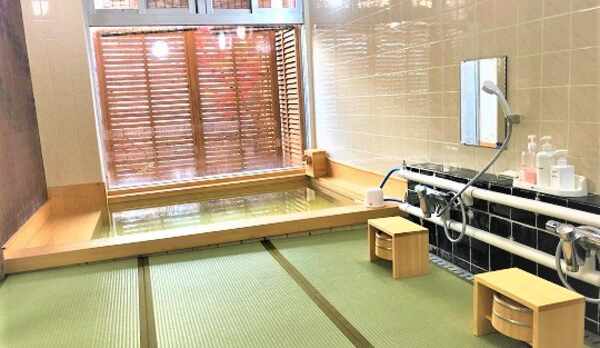 桧風呂　畳敷きの洗い場