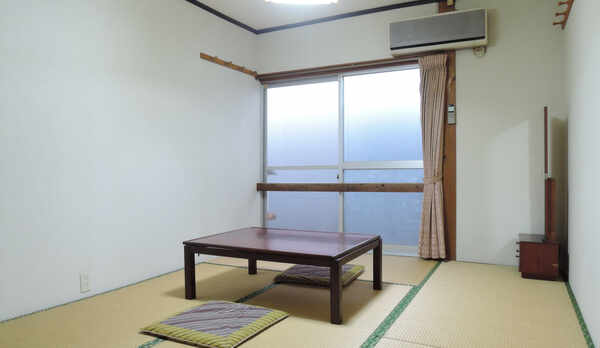 *【和室6畳一例】昭和の雰囲気漂うシンプルな和室。2名様までご利用可能。