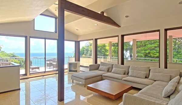 リビングエリア／大型ソファ・75インチ大型テレビなど充実