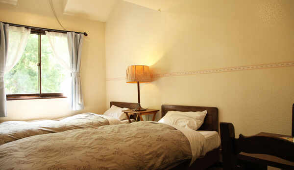 *［洋室ツイン］シングルベッドを2台配した、10平米の洋室ツインの客室